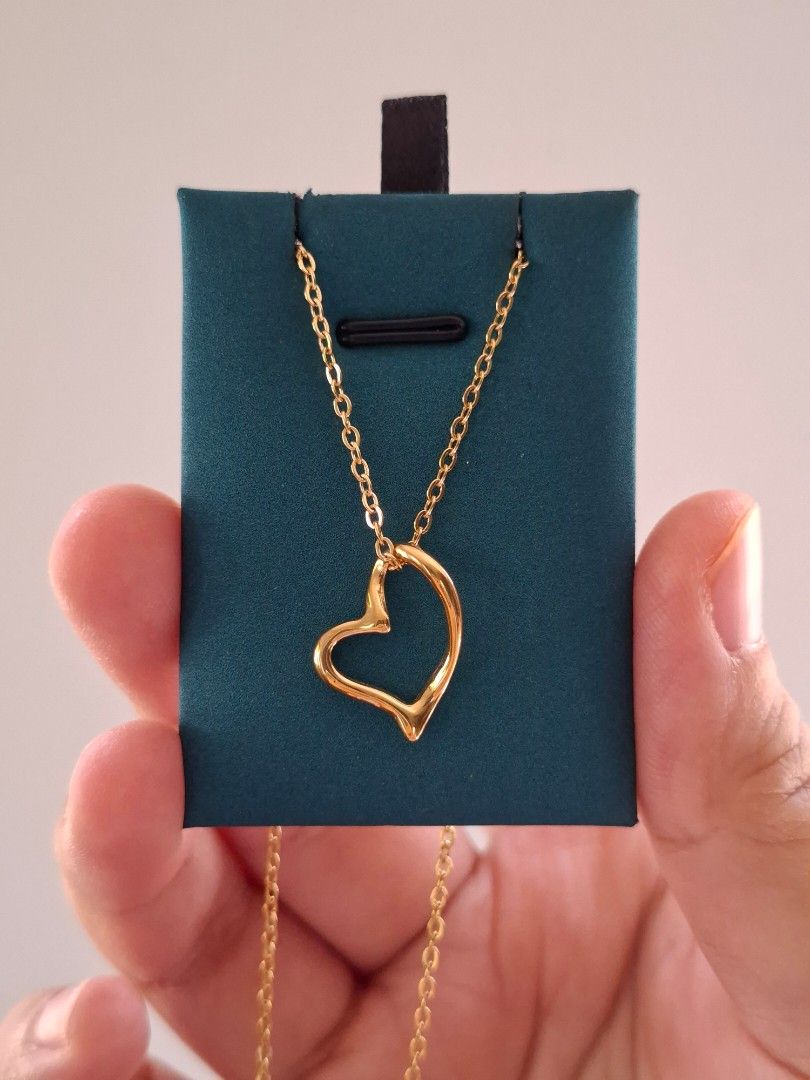 Chic Heart Shape Pendant Gold Necklace (Category: Necklaces) located in Dasmarinas. Submitted by danabrie22 (Listing ID 1463382259, Image 1). Description: brand new - stainless steel - cubic zirconia stones 18 inches chain lobster type lock 10/10 condition from Hongkong.