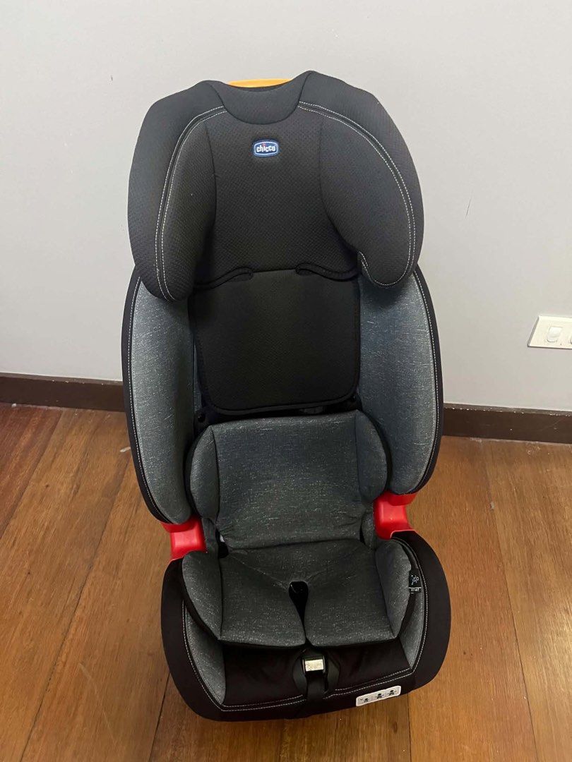 Chicco Akita Car Seat (Category: Car Seats) located in Muntinlupa City. Submitted by bff_findsph (Listing ID 1463338984, Image 3). Description: Used with care With box ₱2509 Washed and cleaned already. Convertible seats: expire 10 years from DOM DOM | 2021 - 06 - 29 Hi ma’am! Goldafternon. Model: Chicco Akita Weight range: 9–36 kg ISOFIX: ❌ No Installation: ✅ 3-point car seat belt Child harness: 5-point harness for the younger/group 1 configurati