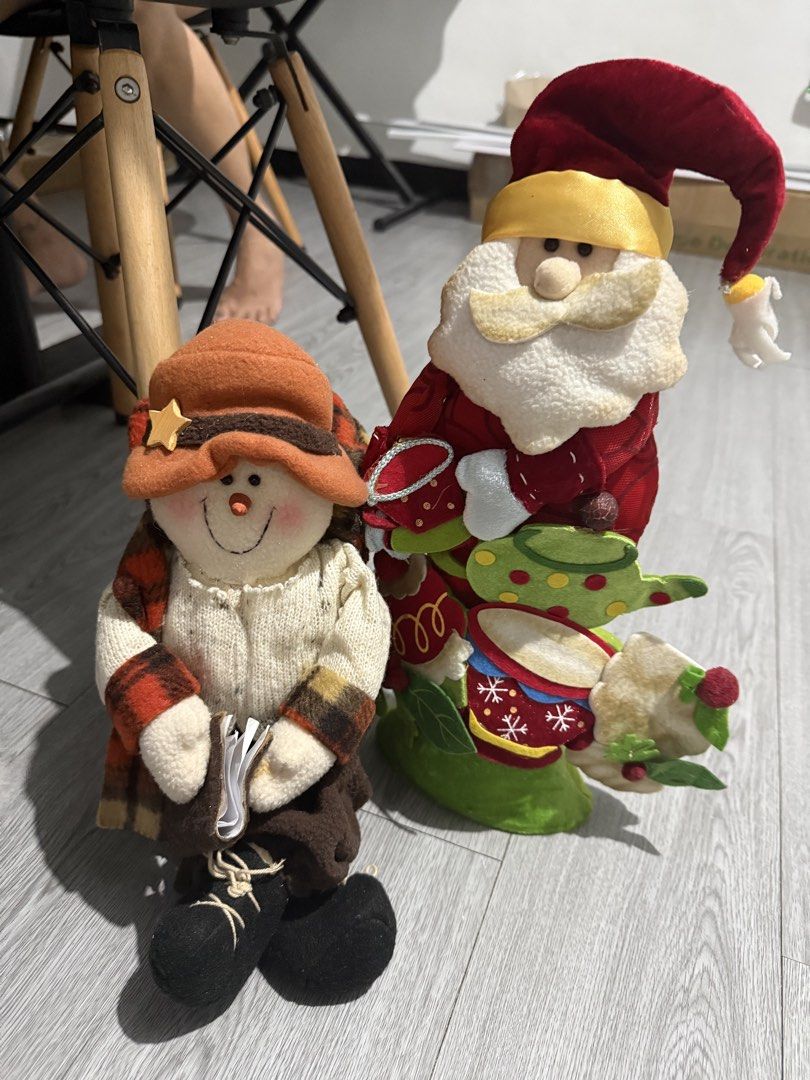Christmas Decor and Santa Hats Bundle (Category: Plushies & Soft Toys) located in Marilao. Submitted by sweetalpuerto (Listing ID 1463551371, Image 1). Description: Selling a bundle of Christmas decorations. Includes a cute snowman plush toy and a Santa plush toy. Also comes with three festive Santa hats, one in blue and two in red. Great for holiday parties or decorating your home..