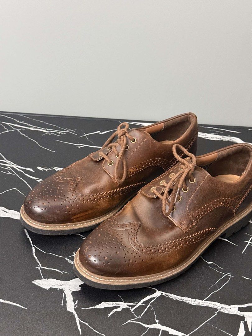 CLARKS BATCOMBE WING IN DARK TAN LEATHER (Category: Casual Shoes) located in Guagua. Submitted by sweetboyy (Listing ID 1463466009, Image 2). Description: CLARKS BATCOMBE WING IN DARK TAN LEATHER SIZE 10US/43EUR/28CM.