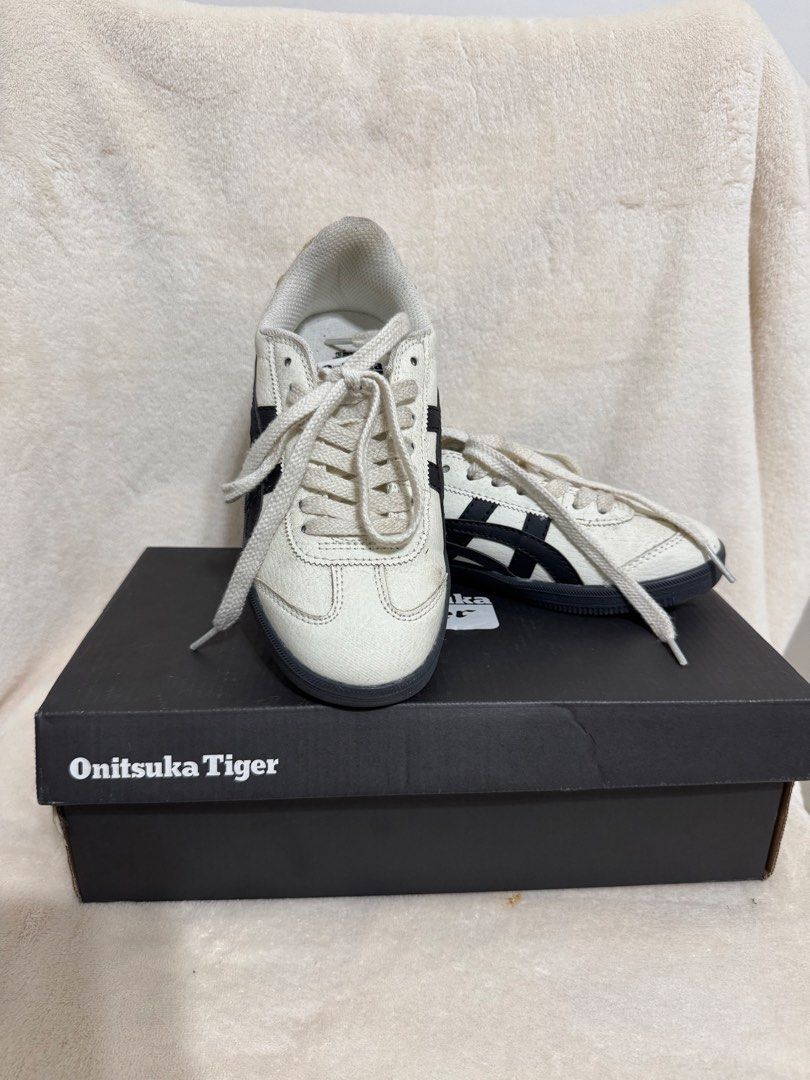 Classic Onitsuka Tiger Shoes (Category: Sneakers) located in Bagac. Submitted by danicruz_ (Listing ID 1463500052, Image 1). Description: - Classic Onitsuka Tiger Shoes - Used only once - Size 36 - Comes with the box and a free black lace.
