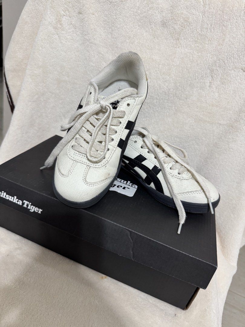 Classic Onitsuka Tiger Shoes (Category: Sneakers) located in Bagac. Submitted by danicruz_ (Listing ID 1463500052, Image 2). Description: - Classic Onitsuka Tiger Shoes - Used only once - Size 36 - Comes with the box and a free black lace.