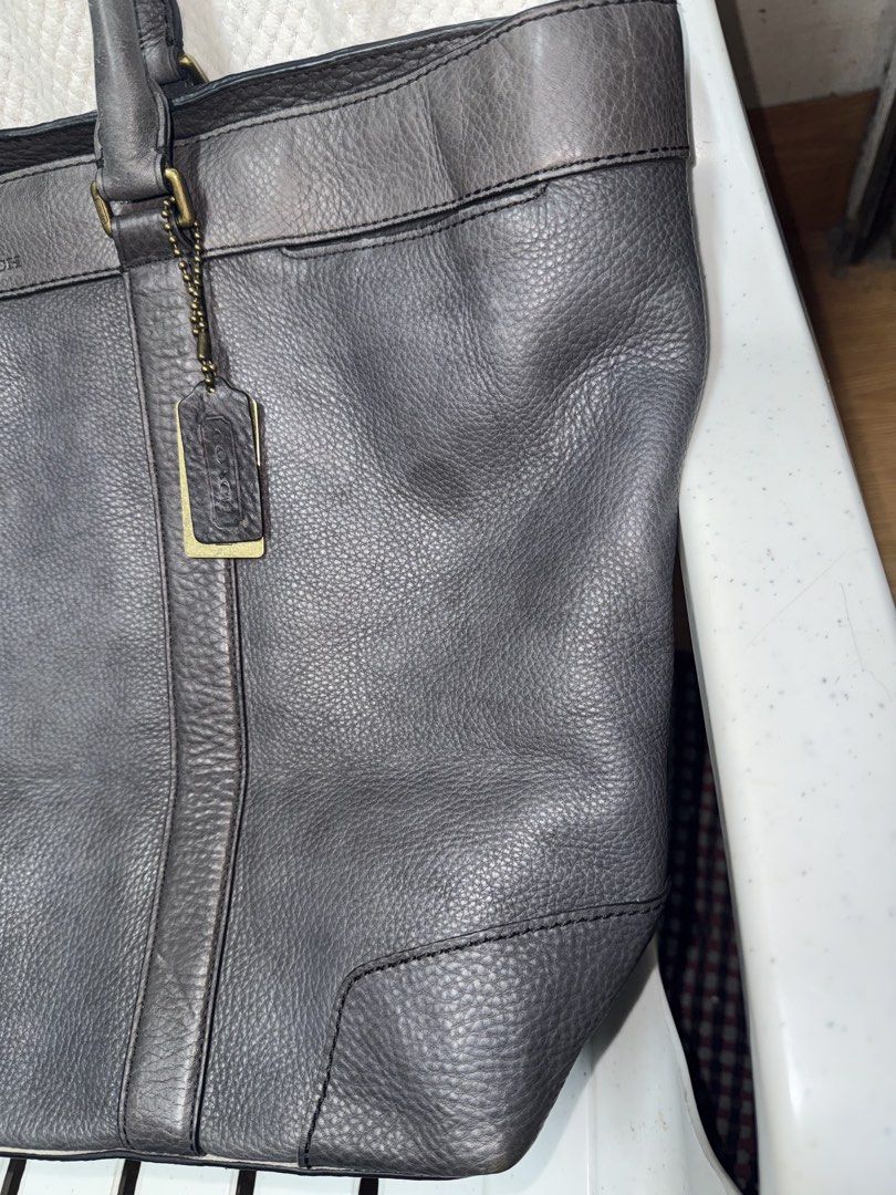 Coach (Category: Luxury Bags & Wallets) located in Manila. Submitted by jm_jm88 (Listing ID 1463403820, Image 3). Description: Size 14x22.
