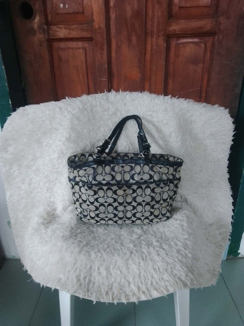 Coach (Category: Shoulder Bags) located in Polomolok. Submitted by youngforest-2089 (Listing ID 1463486010, Image 3). Description: excellent condition issues see pictures.