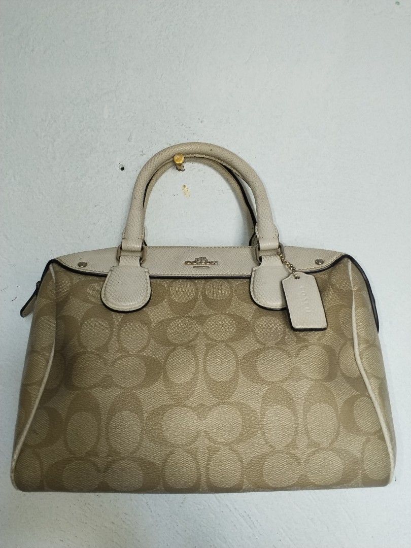 Coach bag (Category: Cross-body Bags) located in Cavite. Submitted by bagssection04 (Listing ID 1463331511, Image 1). Description: coach doctor bag semi to medium kasya long wallet with hang tag made in Vietnam.