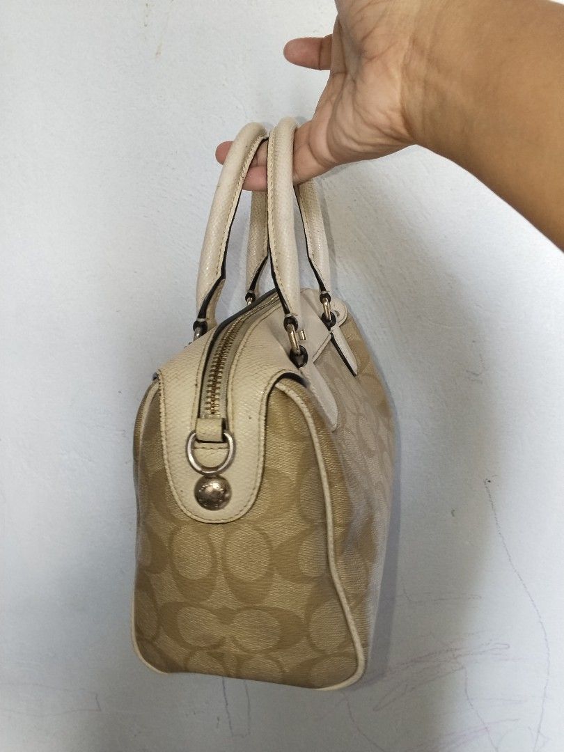 Coach bag (Category: Cross-body Bags) located in Cavite. Submitted by bagssection04 (Listing ID 1463331511, Image 3). Description: coach doctor bag semi to medium kasya long wallet with hang tag made in Vietnam.