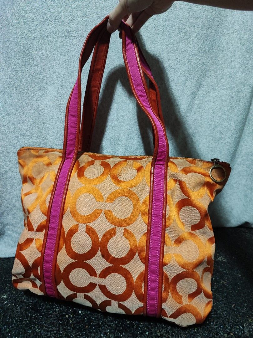 Coach canvas tote (Category: Luxury Bags & Wallets) located in Baguio. Submitted by ozara.06 (Listing ID 1463539185, Image 2). Description: Coach shoulder bag Large Issue yong sa creed nya .. In very good condition pa ung bag 700.