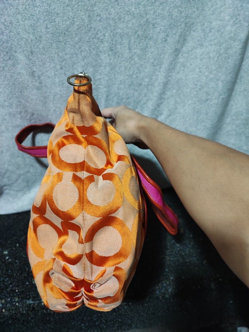 Coach canvas tote (Category: Luxury Bags & Wallets) located in Baguio. Submitted by ozara.06 (Listing ID 1463539185, Image 3). Description: Coach shoulder bag Large Issue yong sa creed nya .. In very good condition pa ung bag 700.
