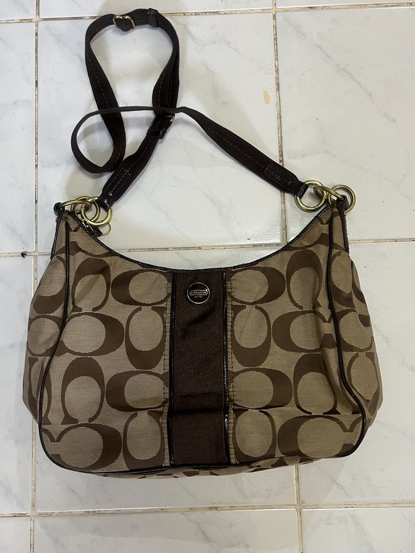 coach crossbody/shoulderbag (Category: Luxury Bags & Wallets) located in Muntinlupa City. Submitted by buymothriftko (Listing ID 1463549300, Image 1). Description: coach crossbody/shoulderbag med size in xcellent condition yung made nya naputol.