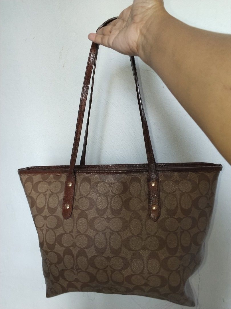 Coach dark brown (Category: Tote Bags) located in Cavite. Submitted by bagssection04 (Listing ID 1463331926, Image 2). Description: coach dark brown large size.