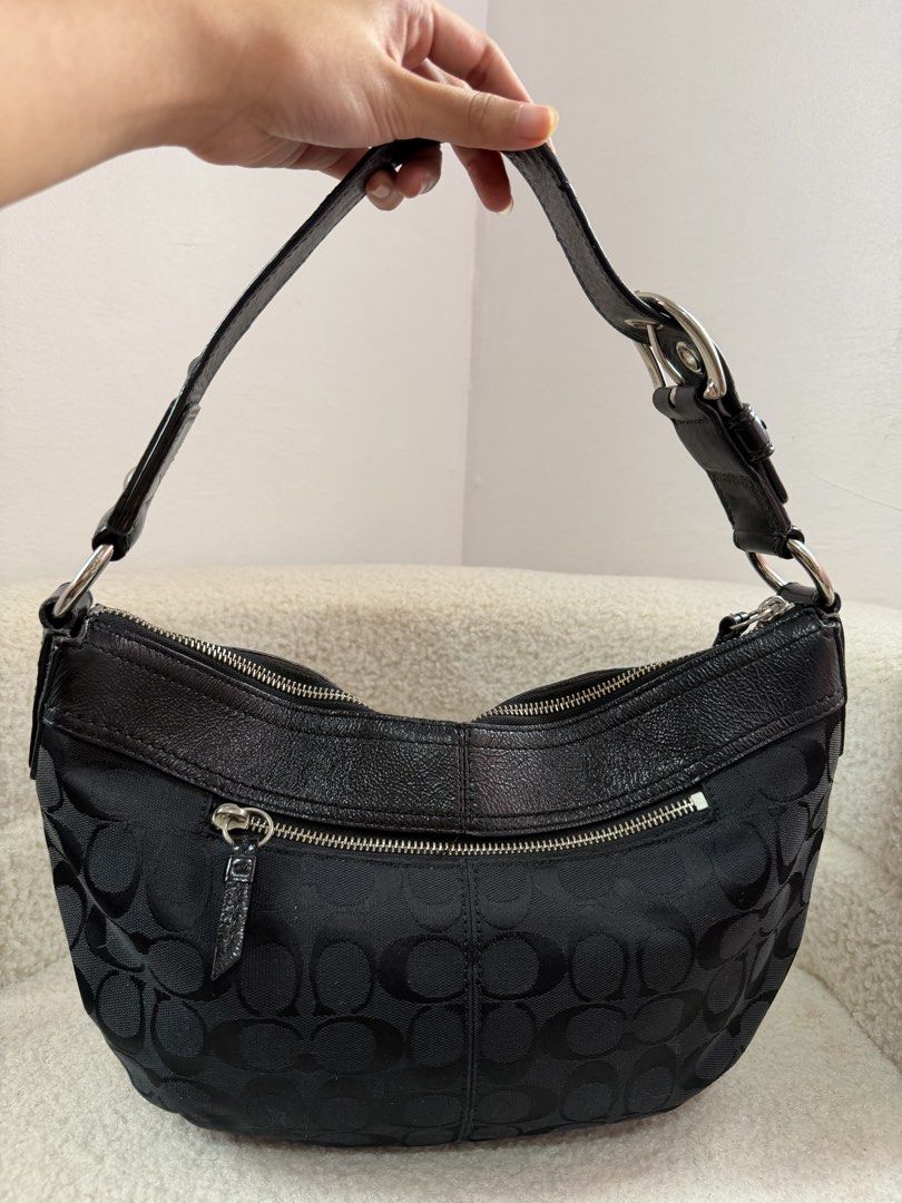 Coach Hobo (Category: Luxury Bags & Wallets) located in Manila. Submitted by _thepursela (Listing ID 1463369057, Image 3). Description: In excellent condition -Sign of use on rubber lining.
