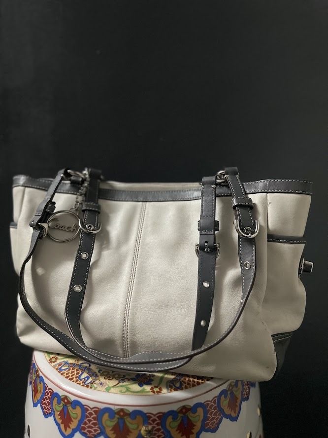 Coach Leather Shoulder Bag (Category: Luxury Bags & Wallets) located in Caloocan City. Submitted by zealgem_d3432f (Listing ID 1463529221, Image 2). Description: - Light beige Coach shoulder bag - Dark grey trim - Pleating detail on the front - Exterior pockets on both sides - Embossed Coach logo on leather patch at front - Clean interior - Great everyday bag Please feel free to message me if there are any inquiries or requests for more pictures 