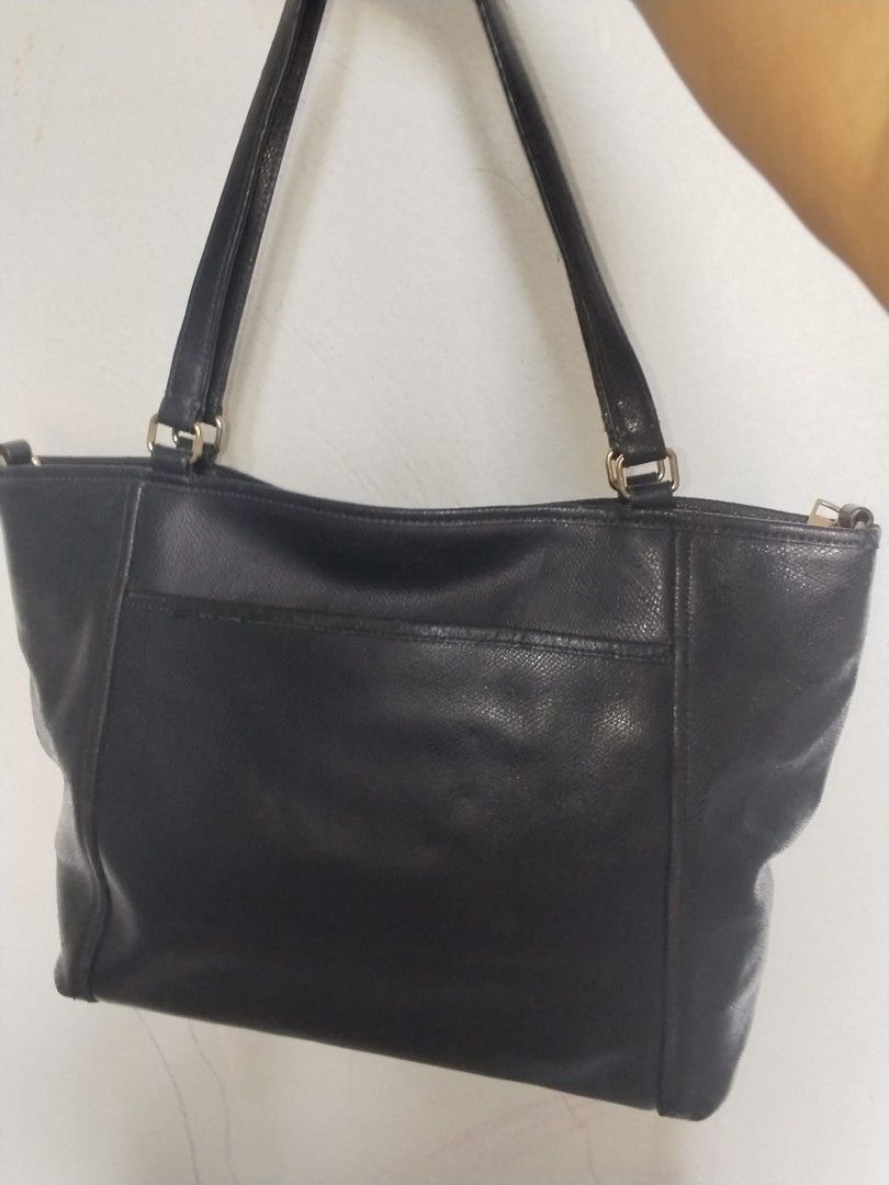 Coach Leather Tote Bag (Category: Shoulder Bags) located in Manila. Submitted by bagelyascollection (Listing ID 1463362334, Image 2). Description: - Classic navy blue Coach tote bag - Made from quality leather - Main compartment and exterior pocket - Comfortable straps for easy carrying - Timeless piece for everyday use - Great for work or casual outings.