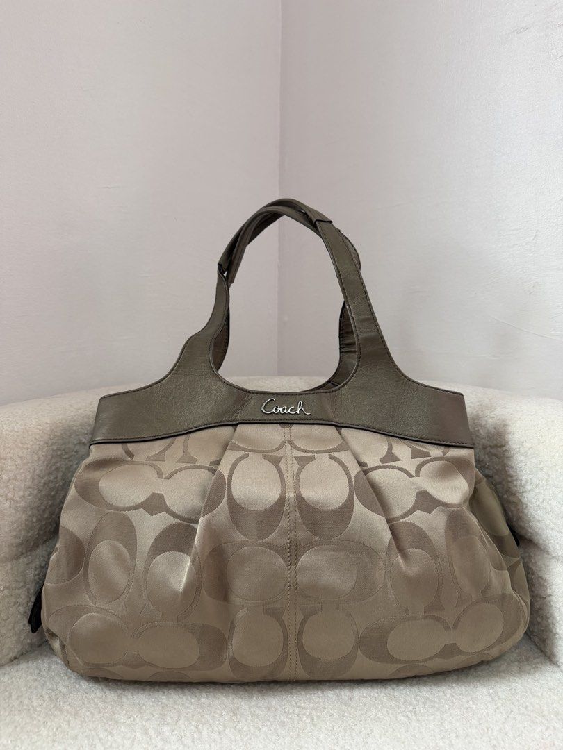 Coach Lexi Tote (Category: Luxury Bags & Wallets) located in Manila. Submitted by _thepursela (Listing ID 1463369773, Image 1). Description: .