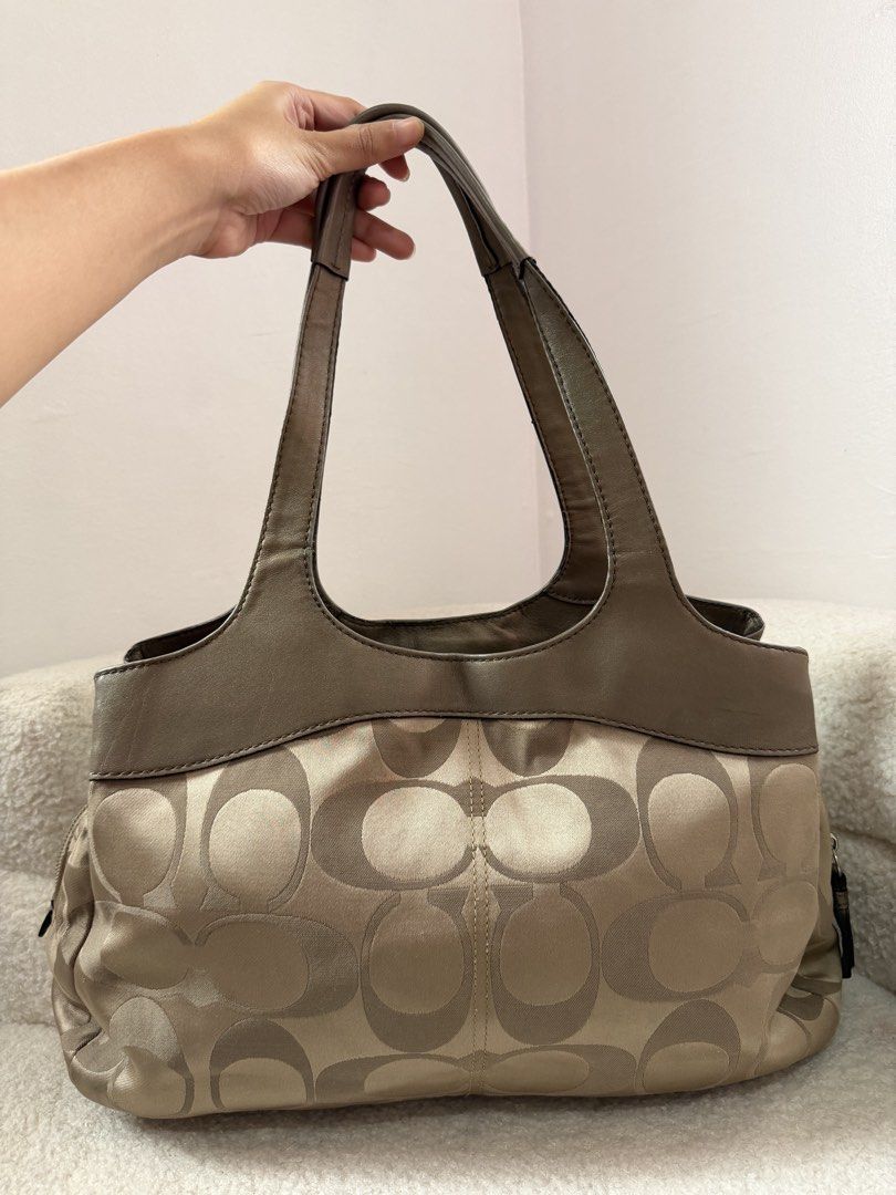 Coach Lexi Tote (Category: Luxury Bags & Wallets) located in Manila. Submitted by _thepursela (Listing ID 1463369773, Image 3). Description: .