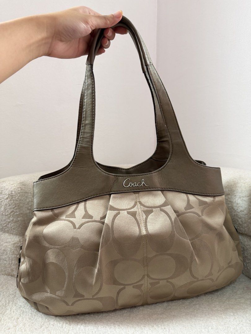 Coach Lexi Tote (Category: Luxury Bags & Wallets) located in Manila. Submitted by _thepursela (Listing ID 1463369773, Image 2). Description: .