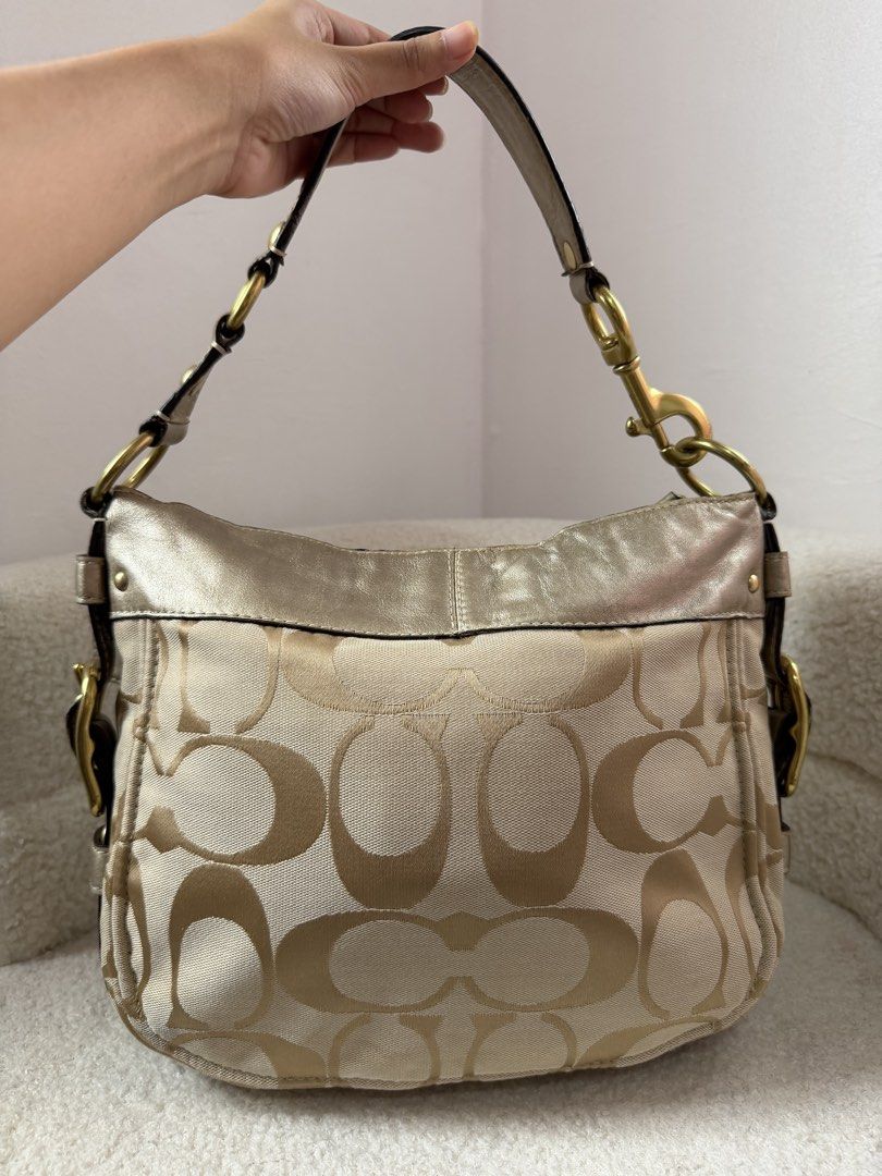Coach Medium Zoe (Category: Luxury Bags & Wallets) located in Manila. Submitted by _thepursela (Listing ID 1463370072, Image 3). Description: .