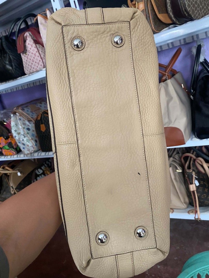 Coach Penelope leather shoulder bag (Category: Luxury Bags & Wallets) located in Mahaplag. Submitted by thriftnimarz (Listing ID 1463384919, Image 3). Description: No issue Like new condition.