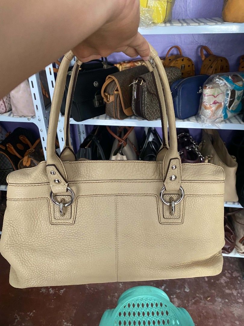Coach Penelope leather shoulder bag (Category: Luxury Bags & Wallets) located in Mahaplag. Submitted by thriftnimarz (Listing ID 1463384919, Image 2). Description: No issue Like new condition.