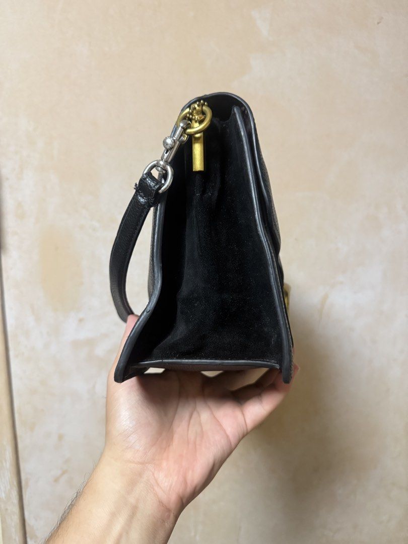 Coach shoulder bag (Category: Shoulder Bags) located in Calamba. Submitted by ashvault (Listing ID 1463441635, Image 3). Description: Coach shoulder bag not sure if shoulder tabby. More pics are provided upon request. .