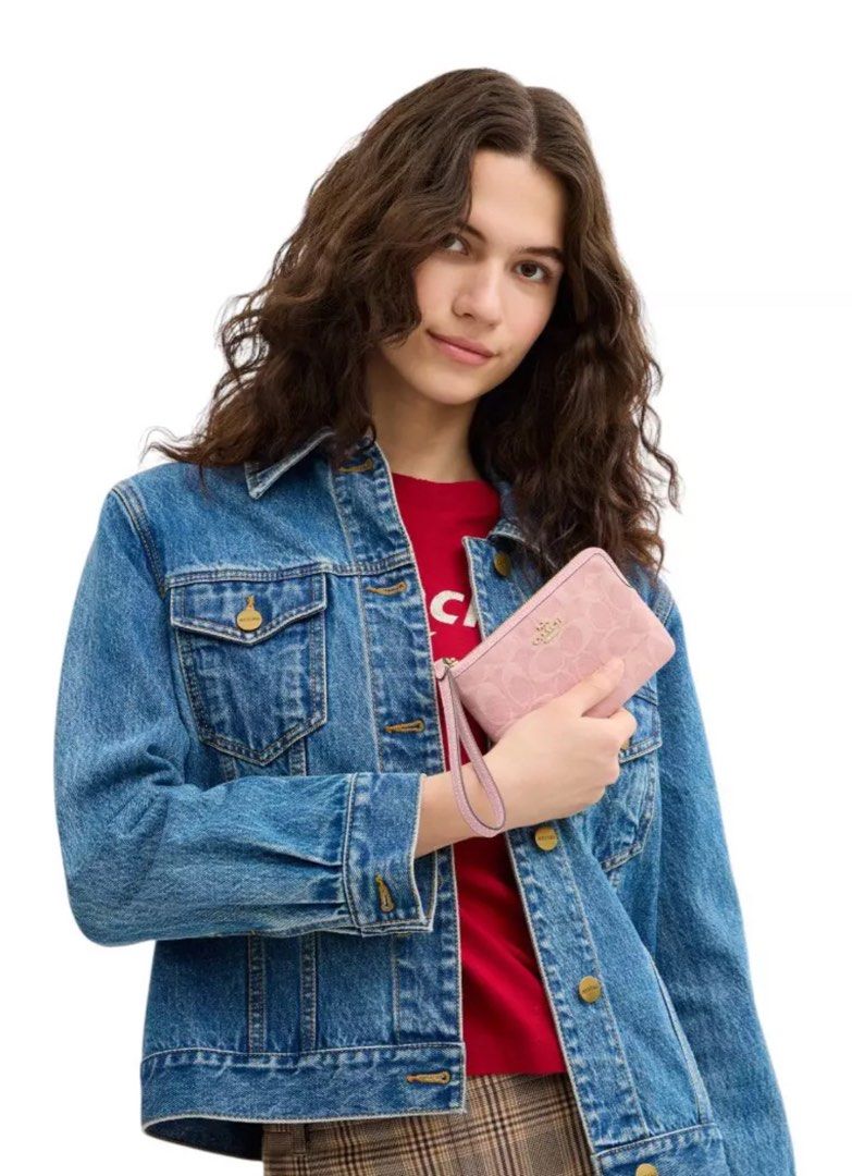coach single corner zip wristlet in pink denim (Category: Wallets & Card holders) located in Cavite. Submitted by mylittlechicshop (Listing ID 1463451855, Image 2). Description: 🩷Pink🩷 Corner Zip Wristlet In Signature Denim - Light Pink ✅5 pcs only Length: 6.25" Height: 4.0" Width: 0.5" MATERIALS Signature denim Recycled polyester lining STRAP Wrist strap attached FEATURES One credit card slot Zip-top closure with tag and care card 💯guaranteed