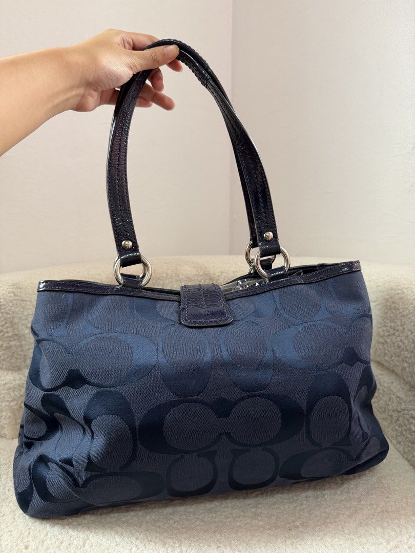 Coach Soho Tote (Category: Luxury Bags & Wallets) located in Manila. Submitted by _thepursela (Listing ID 1463369537, Image 3). Description: .