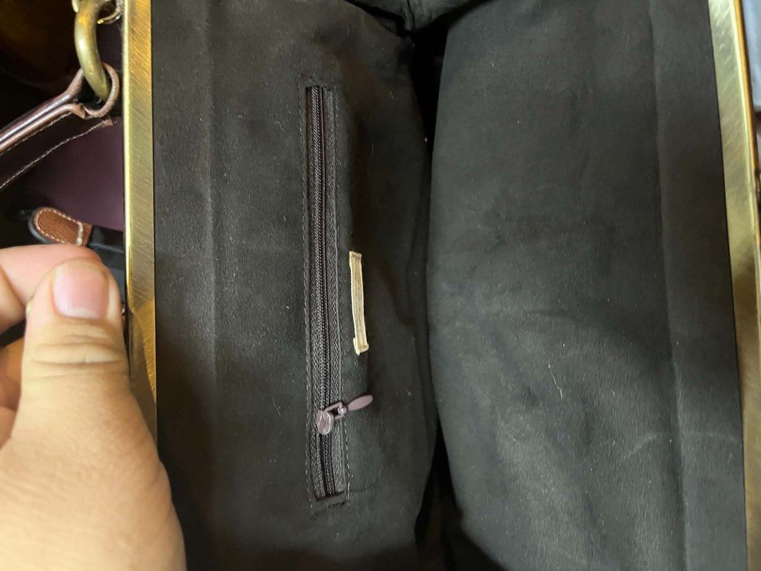 Coach style kisslock bag (Category: Clutches) located in Mandaluyong City. Submitted by ericsukay (Listing ID 1463487943, Image 3). Description: .