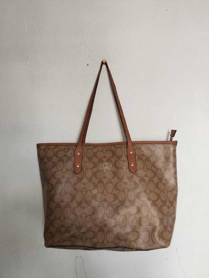 Coach tote (Category: Shoulder Bags) located in Cavite. Submitted by bagssection04 (Listing ID 1463331629, Image 1). Description: coach tote bag brown large size.
