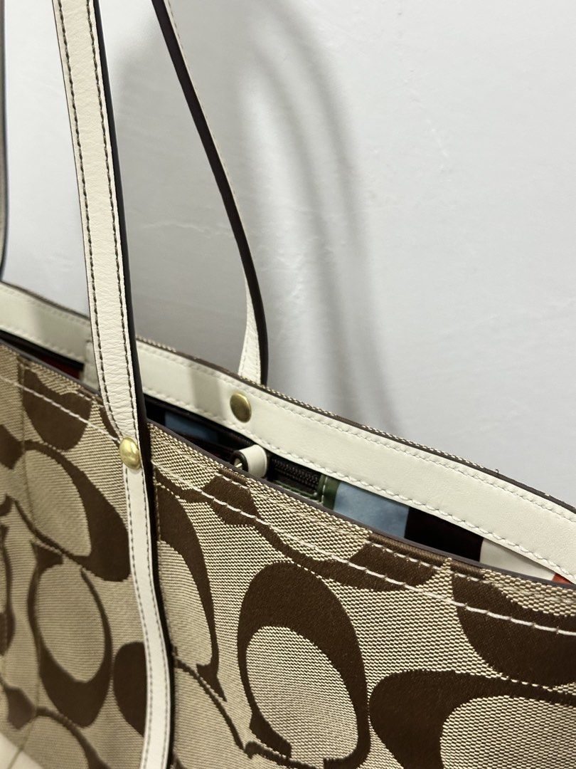 Coach tote bag (Category: Shoulder Bags) located in Cavite. Submitted by aljennaaaa (Listing ID 1463540379, Image 2). Description: .