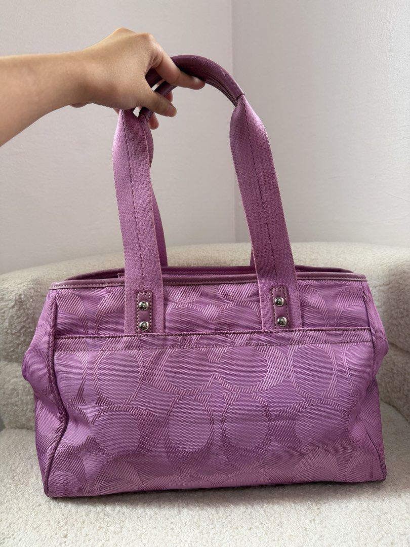 Coach Tote Pink (Category: Luxury Bags & Wallets) located in Manila. Submitted by _thepursela (Listing ID 1463370689, Image 3). Description: .