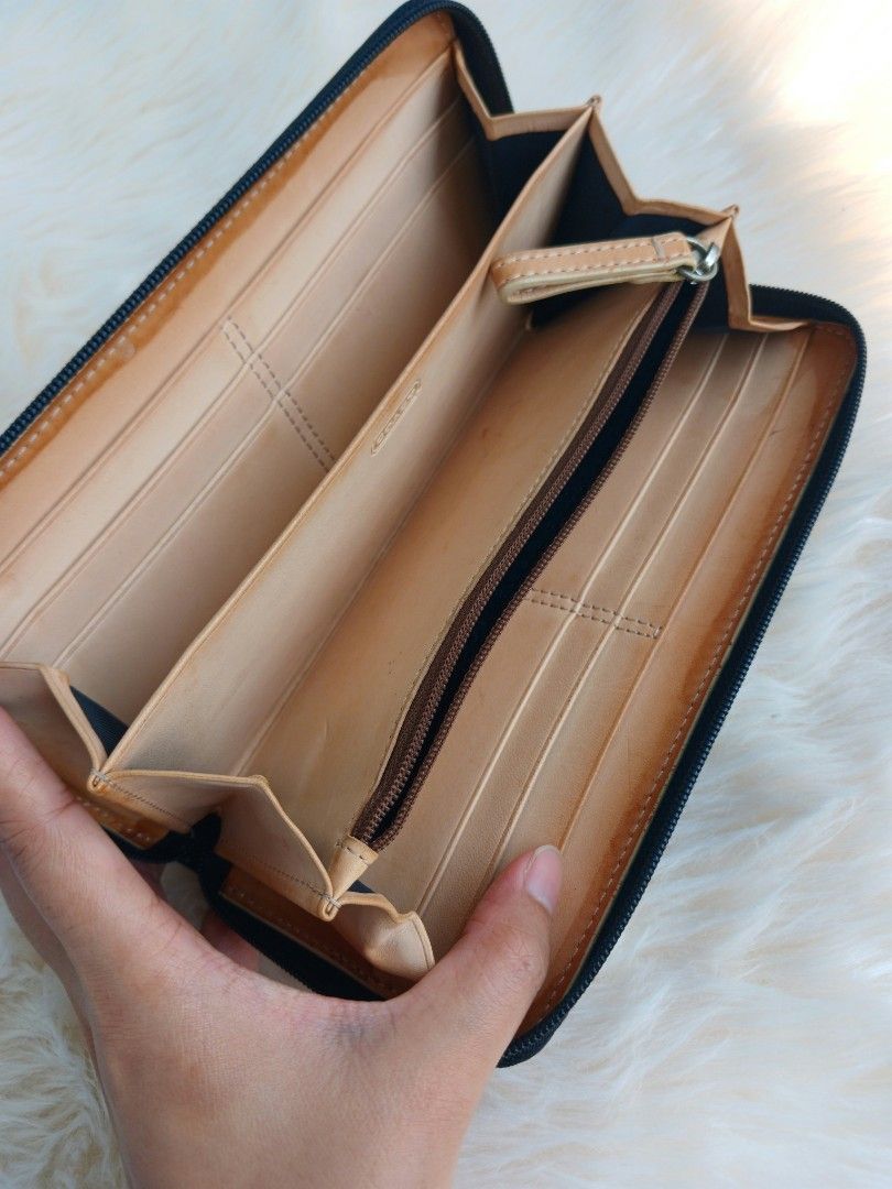 Coach Wallet (Category: Luxury Bags & Wallets) located in Cagayan de Oro. Submitted by f.closet. (Listing ID 1463416440, Image 3). Description: excellent condition no major issue, manage your expectation item is thrift ,minimal signs of use and leather odor Medium size wallet no fading, color may vary due to lighting.