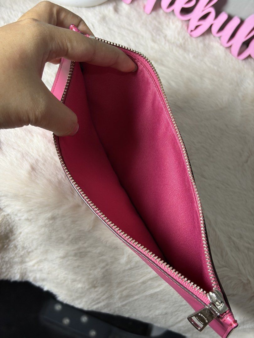 Coach Wallet (Category: Luxury Bags & Wallets) located in Manila. Submitted by at_realty (Listing ID 1463499811, Image 3). Description: 9/10 condition .