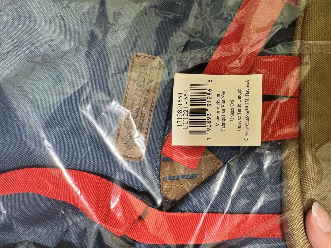 全新豬鼻Columbia 經典戶外背包 25L （分類：背包）位於 Hong Kong。 由 bakamisu 提交（商品編號 1463521991，圖片 2）。簡介： 藍色主體配紅色織帶，設計簡約實用。適合日常返工返學或短途旅行用。有吊牌，未開封，原裝包裝。。