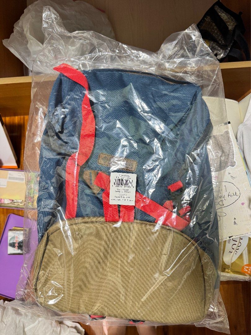 全新豬鼻Columbia 經典戶外背包 25L （分類：背包）位於 Hong Kong。 由 bakamisu 提交（商品編號 1463521991，圖片 1）。簡介： 藍色主體配紅色織帶，設計簡約實用。適合日常返工返學或短途旅行用。有吊牌，未開封，原裝包裝。。