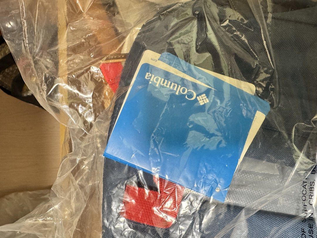 全新豬鼻Columbia 經典戶外背包 25L （分類：背包）位於 Hong Kong。 由 bakamisu 提交（商品編號 1463521991，圖片 4）。簡介： 藍色主體配紅色織帶，設計簡約實用。適合日常返工返學或短途旅行用。有吊牌，未開封，原裝包裝。。