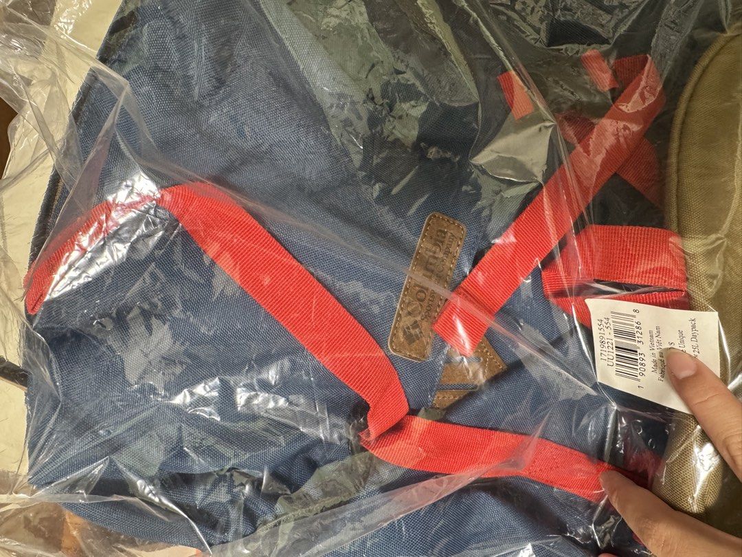 全新豬鼻Columbia 經典戶外背包 25L （分類：背包）位於 Hong Kong。 由 bakamisu 提交（商品編號 1463521991，圖片 5）。簡介： 藍色主體配紅色織帶，設計簡約實用。適合日常返工返學或短途旅行用。有吊牌，未開封，原裝包裝。。