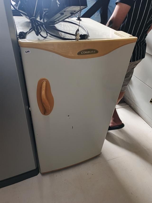 Condura Mini Fridge (Category: Refrigerators and Freezers) located in San Pedro. Submitted by cgi.saversplustrading (Listing ID 1463346542, Image 1). Description: - Compact fridge, ideal for dorm rooms or office spaces - Features a freezer compartment - Comes with adjustable shelves and convenient door bins - In excellent working condition.