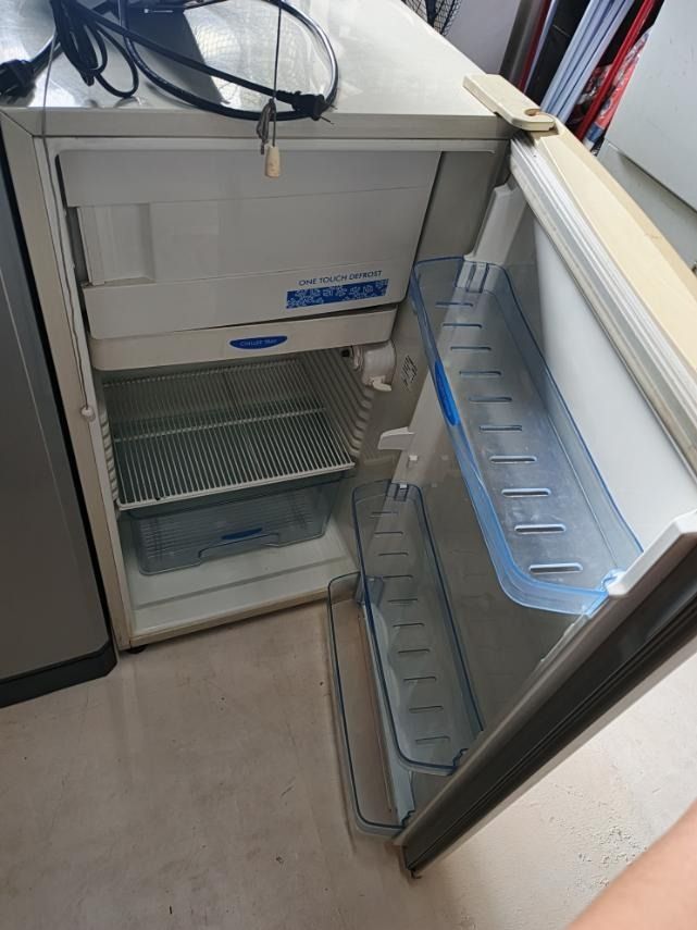 Condura Mini Fridge (Category: Refrigerators and Freezers) located in San Pedro. Submitted by cgi.saversplustrading (Listing ID 1463346542, Image 2). Description: - Compact fridge, ideal for dorm rooms or office spaces - Features a freezer compartment - Comes with adjustable shelves and convenient door bins - In excellent working condition.