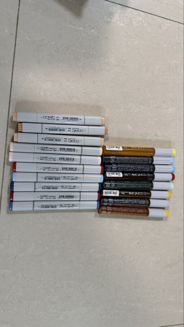 Copic Sketch 繪畫筆套裝連筆袋 （分類：文具）位於 Hong Kong。 由 al_grocery_store 提交（商品編號 1463482644，圖片 2）。簡介： 一套 Copic Sketch 繪畫筆，有齊唔同顏色。筆身有編號，方便搵色。仲有個專用嘅黑色筆袋，可以裝晒啲筆，方便攜帶。啱晒畫畫嘅朋友或者設計師用。。