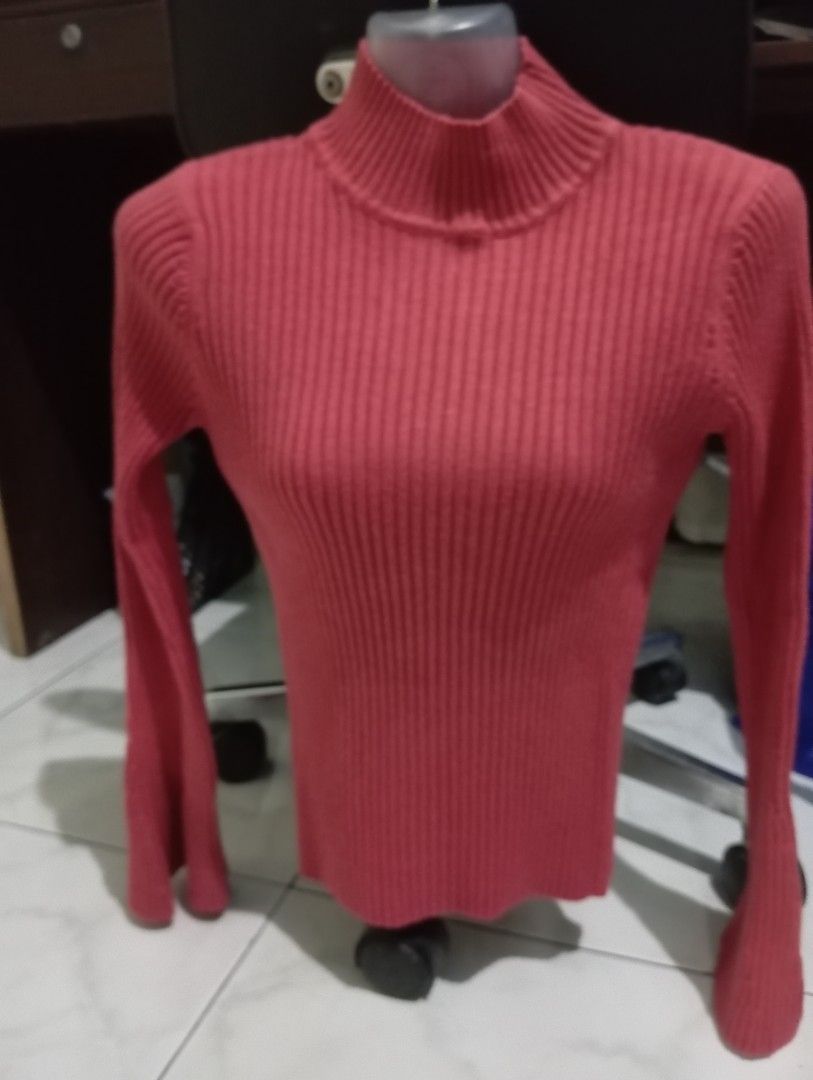 Coral Ribbed Turtleneck Sweater (Category: Longsleeves) located in Dasmarinas. Submitted by kei05 (Listing ID 1463439032, Image 1). Description: - Coral ribbed turtleneck sweater - Long sleeves - Stretchy material - Fits like a size Small or Medium - Ideal for layering or wearing on its own - Perfect for cooler weather.