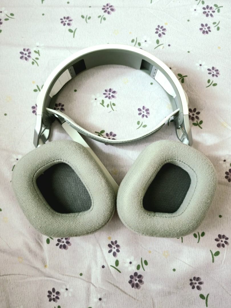 Corsair Wireless Gaming Headset White (Category: Headphones & Headsets) located in Manila. Submitted by panadero00 (Listing ID 1463369216, Image 2). Description: Original price 10-12k. - White Corsair wireless gaming headset - Comfortable earcups - Includes extra black ear pads - Excellent for gaming or listening to music - Fully functional and works well Dasma cavite area JNT or Lalamove delivery.