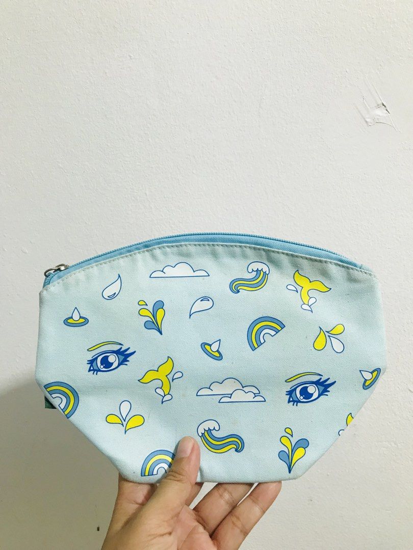 COSMETIC POUCH (Category: Purses & Pouches) located in Gamu. Submitted by 2022bagsbunny (Listing ID 1463390916, Image 1). Description: .