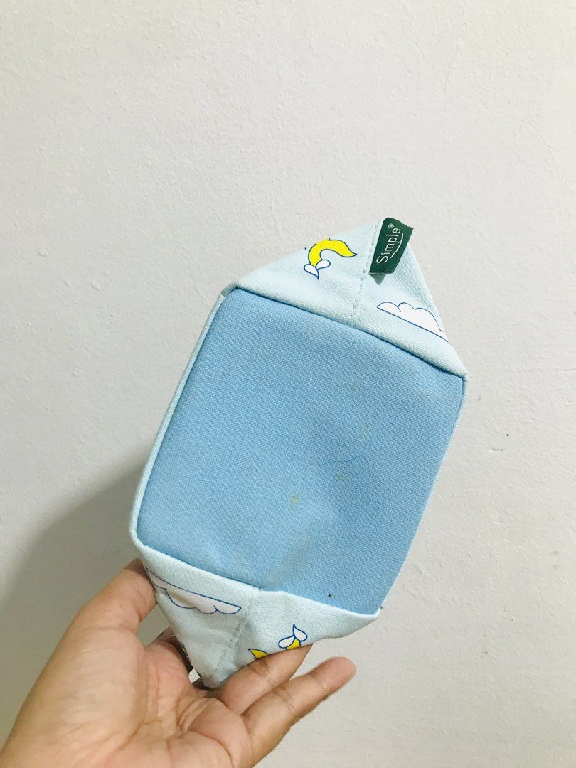 COSMETIC POUCH (Category: Purses & Pouches) located in Gamu. Submitted by 2022bagsbunny (Listing ID 1463390916, Image 3). Description: .