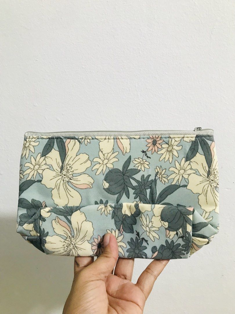 COSMETIC POUCH (Category: Purses & Pouches) located in Gamu. Submitted by 2022bagsbunny (Listing ID 1463391447, Image 2). Description: .