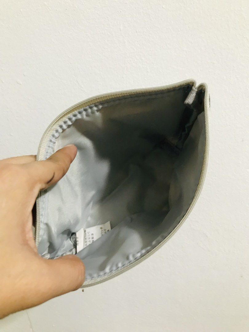 COSMETIC POUCH (Category: Purses & Pouches) located in Gamu. Submitted by 2022bagsbunny (Listing ID 1463391447, Image 3). Description: .