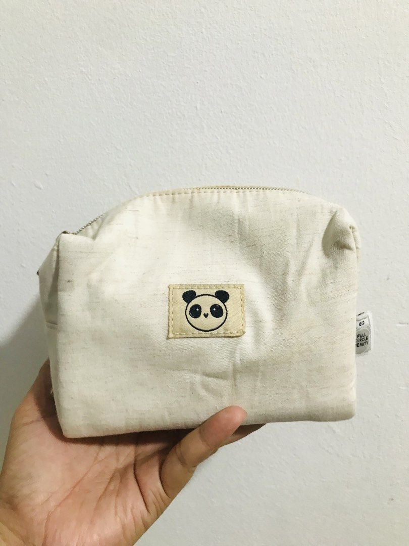 COSMETIC POUCH (Category: Purses & Pouches) located in Gamu. Submitted by 2022bagsbunny (Listing ID 1463391900, Image 1). Description: .