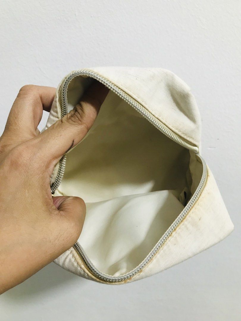 COSMETIC POUCH (Category: Purses & Pouches) located in Gamu. Submitted by 2022bagsbunny (Listing ID 1463391900, Image 2). Description: .