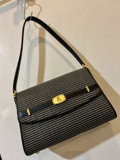 (Category: ) located in . Submitted by vintage_vogue6100 (Listing ID 1463386369, Image 1). Description: .