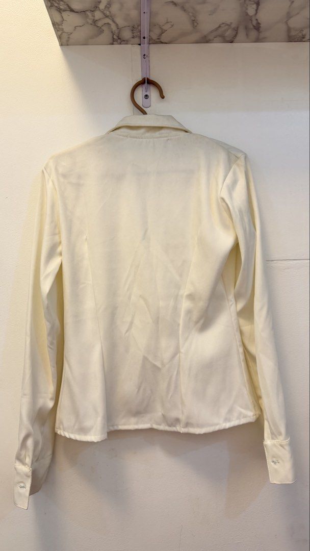 Cream Blazer with Single Button (Category: Coats, Jackets and Outerwear) located in Angeles City. Submitted by hooni_park (Listing ID 1463482861, Image 2). Description: - Cream colored blazer - Single button closure - Long sleeves with button cuff details - Minor yellowing marks on front left side - Ideal for layering.