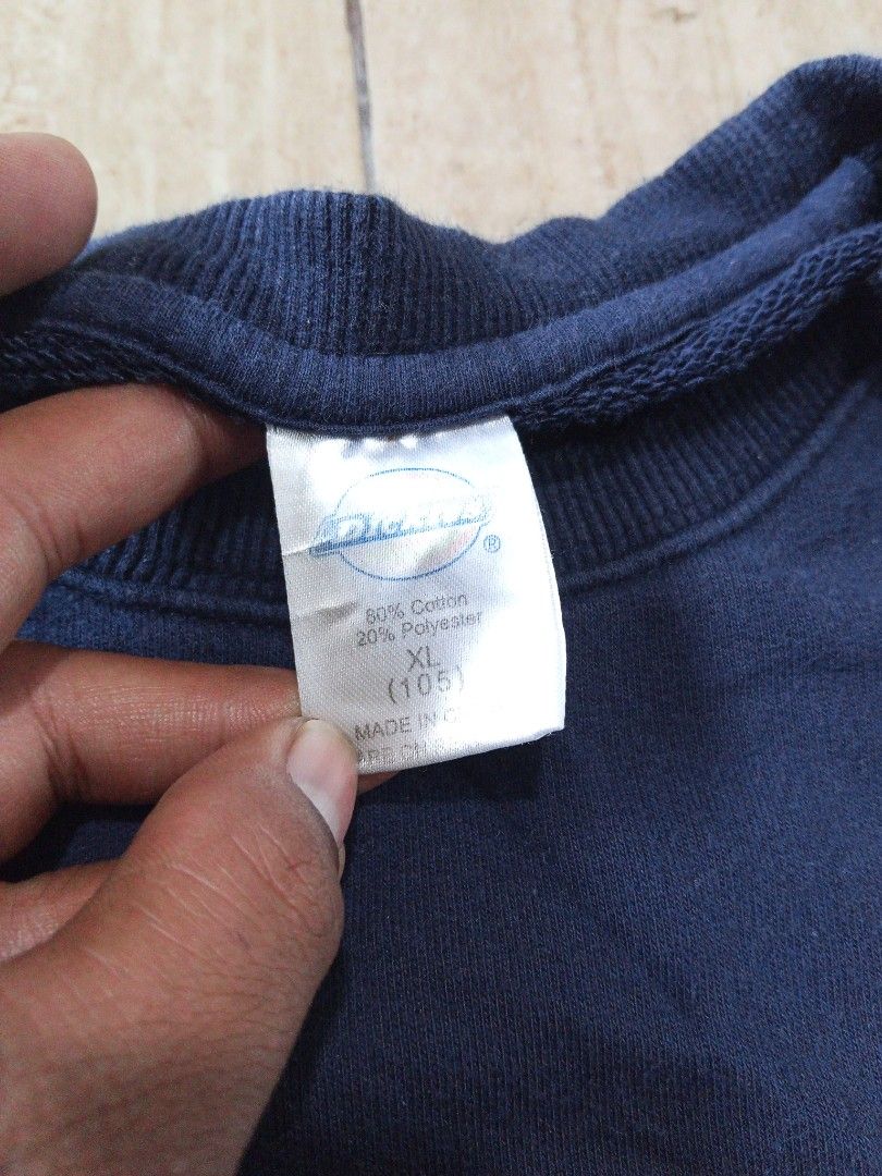 Crewneck (Category: Coats, Jackets and Outerwear) located in Glan. Submitted by cpaharodde48008 (Listing ID 1463417295, Image 3). Description: Crew neck unisex Size XL Width - 22 x Length - 27.5 Color rate 9.7/10 No crack print 399 + sf only Dm.